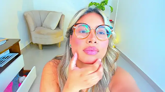 Snapshot of Carlota_peach chatting on 01.22.25 Carlota peach online show from 01.22.25