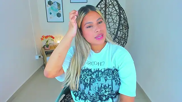 Snapshot of Carlota_peach chatting on 02.17.25 Carlota peach online show from 02.17.25