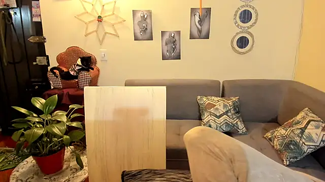 Snapshot of emma_luxy chatting on 02.21.25 emma luxy online show from 02.21.25