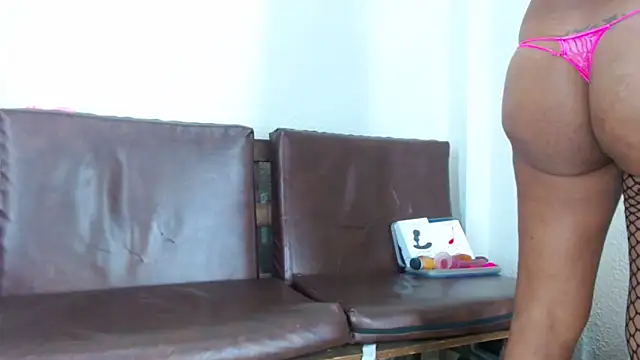 Courtney Valeria online show from 03.10.25