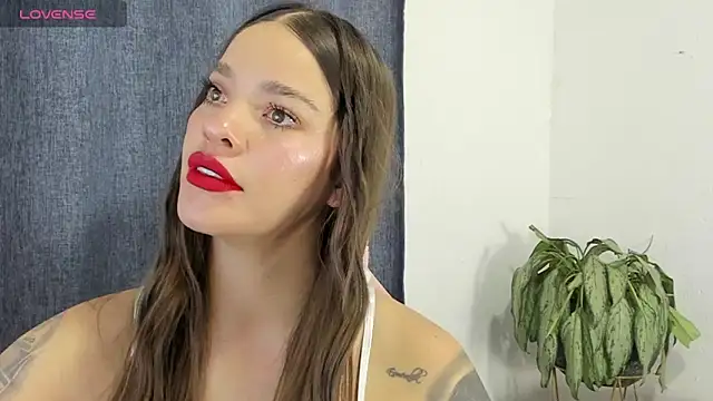 Snapshot of zoe69x chatting on 02.19.25 zoe69x online show from 02.19.25