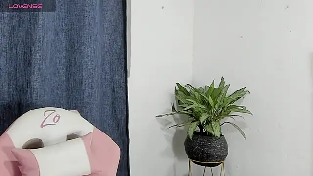 Snapshot of zoe69x chatting on 03.06.25 zoe69x online show from 03.06.25