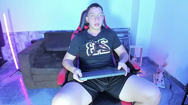 Snapshot of davinalhot chatting on 04.07.26 davinalhot online show from 04.07.26