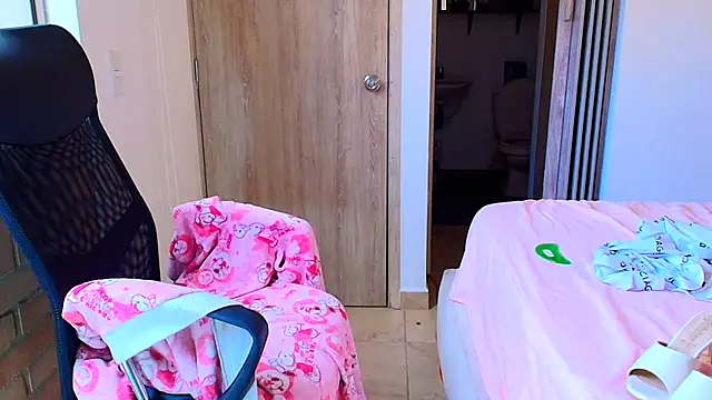 Snapshot of sara2520 chatting on 12.13.25 sara2520 online show from 12.13.25