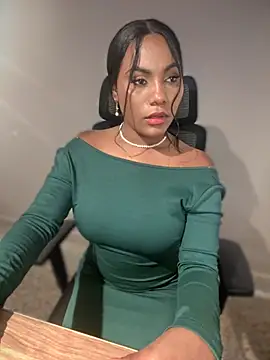 Snapshot of Sara_Boom chatting on 12.05.25 Sara Boom online show from 12.05.25