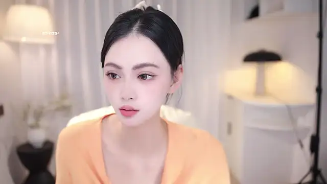Snapshot of Ocean--Lili chatting on 10.19.25 Ocean--Lili online show from 10.19.25