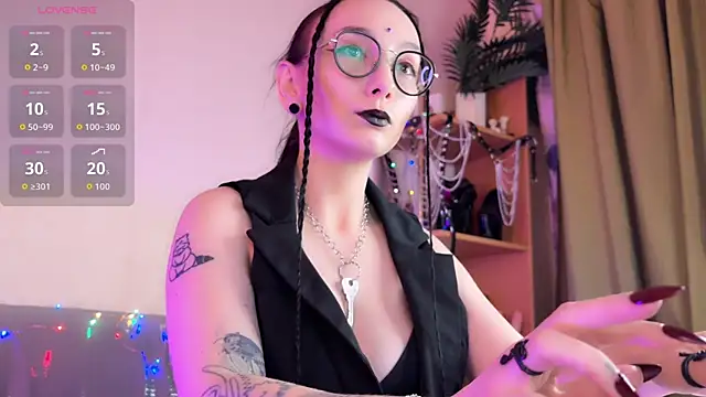 Snapshot of Jinhee_Noir chatting on 12.13.25 Jinhee Noir online show from 12.13.25