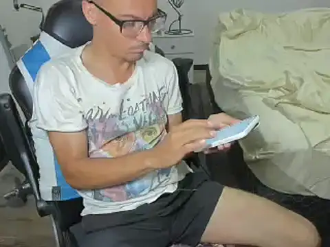 Snapshot of guachin_hunk chatting on 12.26.24 guachin hunk online show from 12.26.24