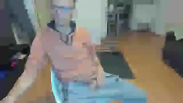 Snapshot of guachin_hunk chatting on 09.16.25 guachin hunk online show from 09.16.25