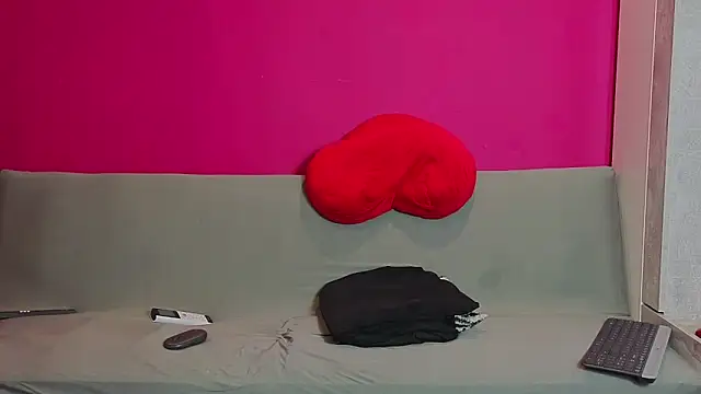 Snapshot of Young_Strawberryy chatting on 03.20.26 Young Strawberryy online show from 03.20.26