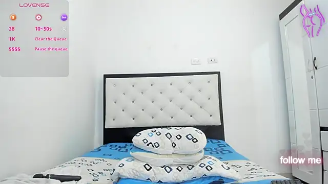 Snapshot of CuteLatinaxx chatting on 10.17.25 CuteLatinaxx online show from 10.17.25