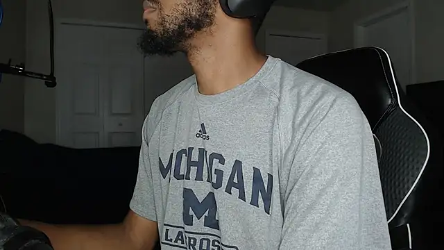 Snapshot of ChrisVacher chatting on 09.12.25 ChrisVacher online show from 09.12.25