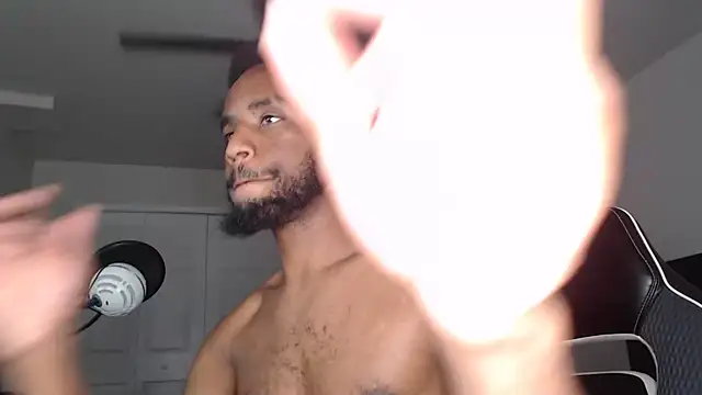 Snapshot of ChrisVacher chatting on 10.07.25 ChrisVacher online show from 10.07.25