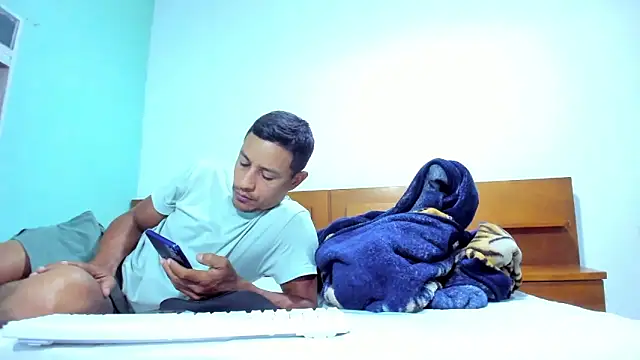 Snapshot of Maik_James chatting on 10.18.25 Maik James online show from 10.18.25