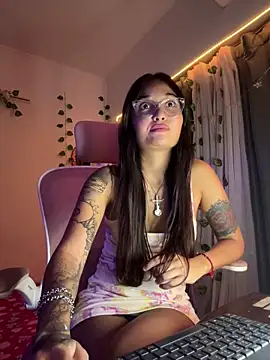 Snapshot of LunaXuan chatting on 03.16.25 LunaXuan online show from 03.16.25