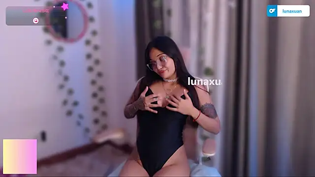 Snapshot of LunaXuan chatting on 03.22.25 LunaXuan online show from 03.22.25
