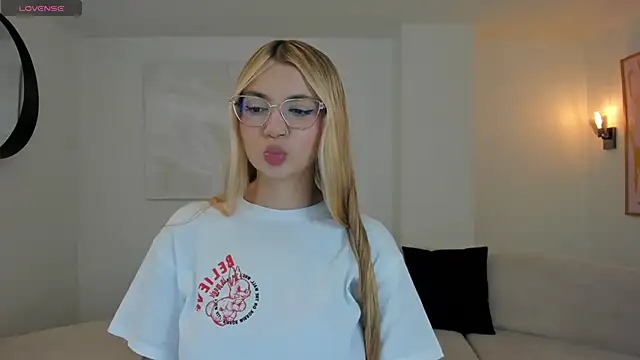 NiaHolland online show from 02.08.26