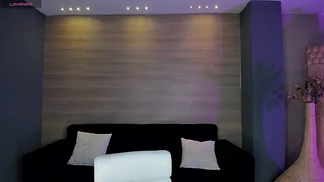 NiaHolland online show from 04.23.26