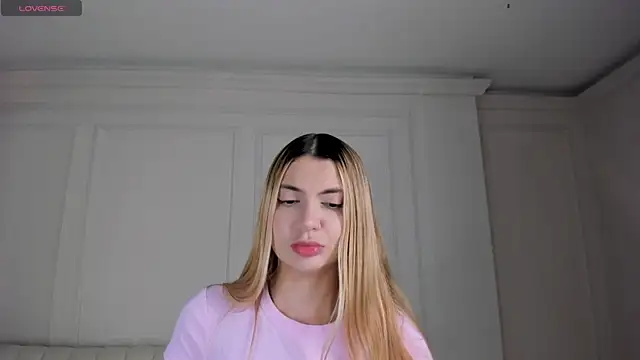NiaHolland online show from 04.25.26