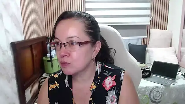 Sonialorens  online show from 06.09.26
