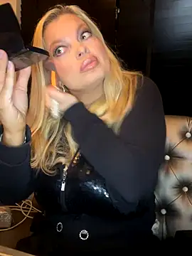 Snapshot of Lisavontease chatting on 10.12.25 Lisavontease online show from 10.12.25