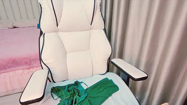 Snapshot of Girl__Funny chatting on 12.29.24 Girl  Funny online show from 12.29.24