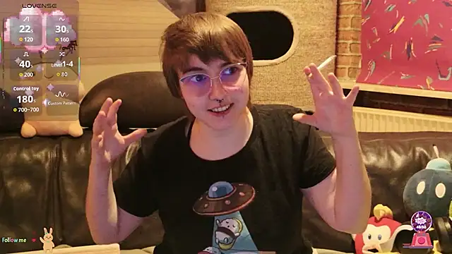 Snapshot of GamerGirl_Eve chatting on 10.28.25 GamerGirl Eve online show from 10.28.25