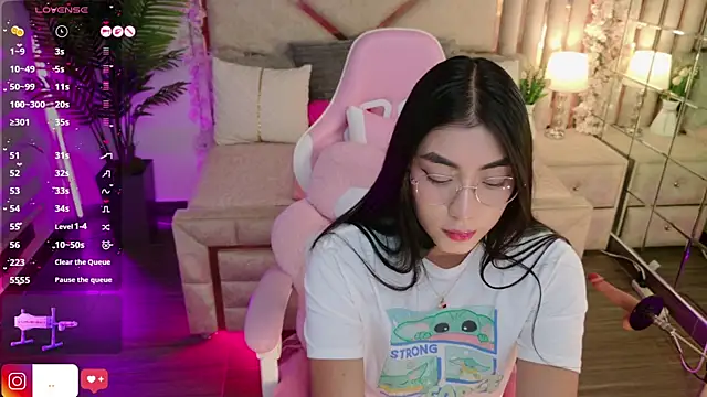 Snapshot of shanon- chatting on 09.18.25 shanon- online show from 09.18.25