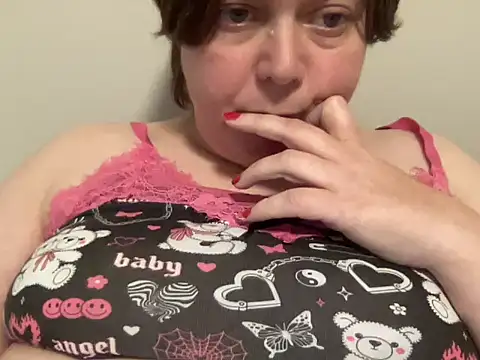 Snapshot of ParisNova chatting on 12.08.24 ParisNova online show from 12.08.24