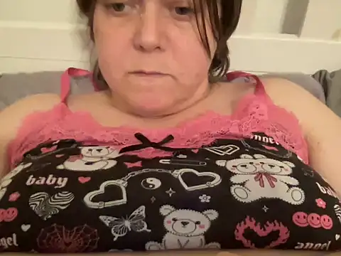 Snapshot of ParisNova chatting on 12.28.24 ParisNova online show from 12.28.24