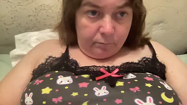 Snapshot of ParisNova chatting on 10.05.25 ParisNova online show from 10.05.25