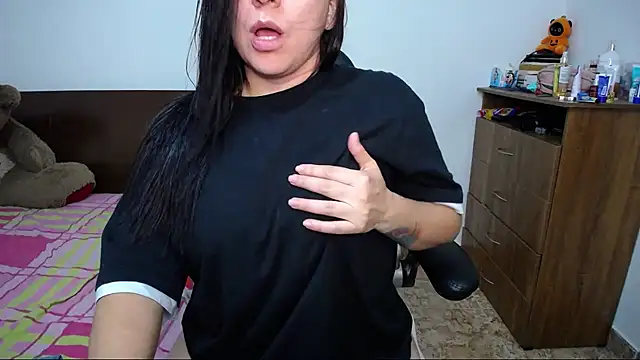 Snapshot of alexa_milsf chatting on 11.25.25 alexa milsf online show from 11.25.25