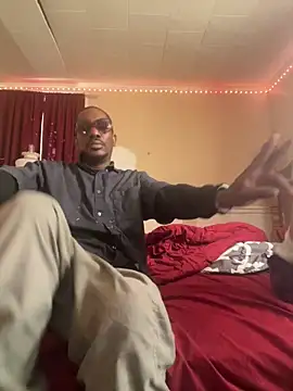 Snapshot of Makeyoucumallover chatting on 03.17.26 Makeyoucumallover online show from 03.17.26