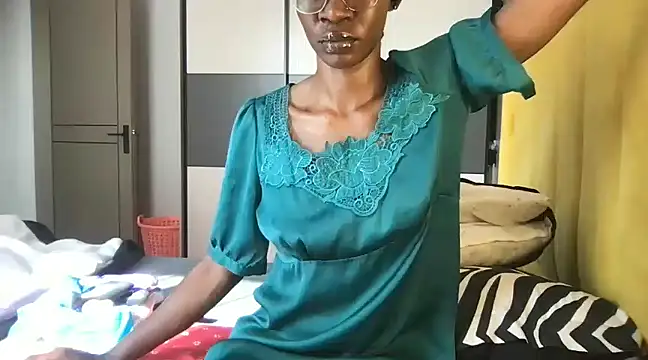 Snapshot of choco_petite chatting on 03.16.25 choco petite online show from 03.16.25