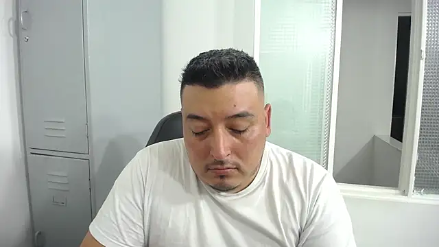 Snapshot of antonycruz chatting on 11.14.25 antonycruz online show from 11.14.25