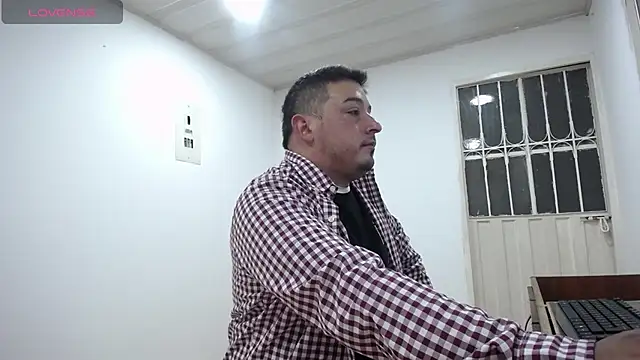 Snapshot of antonycruz chatting on 04.25.26 antonycruz online show from 04.25.26