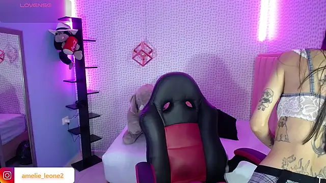 Snapshot of AMELIELEONE chatting on 03.10.25 AMELIELEONE online show from 03.10.25