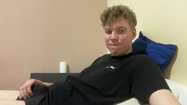 Snapshot of sexybooii6968 chatting on 11.01.25 sexybooii6968 online show from 11.01.25