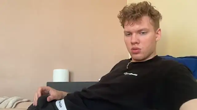 Snapshot of sexybooii6968 chatting on 11.02.25 sexybooii6968 online show from 11.02.25