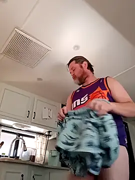 Snapshot of EZYves chatting on 11.08.25 EZYves online show from 11.08.25