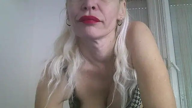 Snapshot of EvaaMina chatting on 01.05.25 EvaaMina online show from 01.05.25