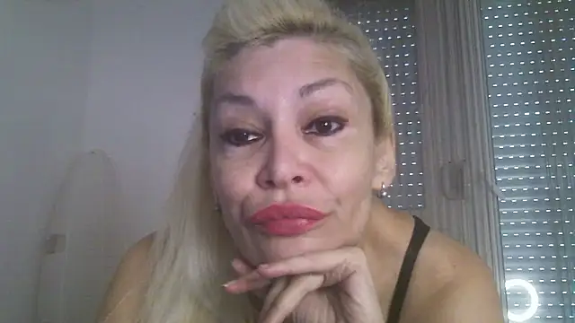 Snapshot of EvaaMina chatting on 10.20.25 EvaaMina online show from 10.20.25