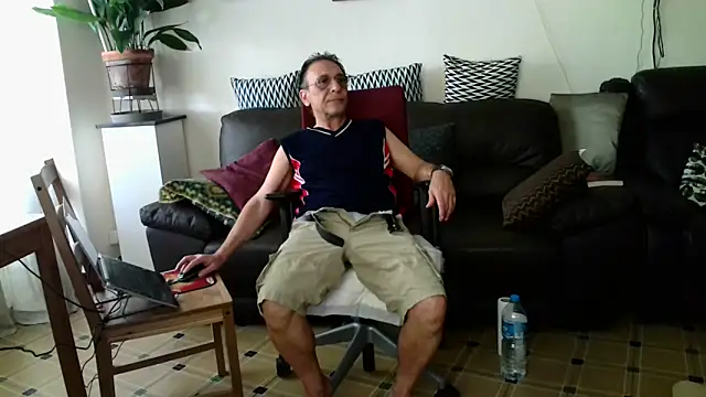 Snapshot of HETEREOMAN chatting on 09.21.25 HETEREOMAN online show from 09.21.25