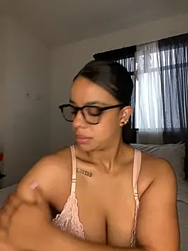 Snapshot of trianawhite chatting on 05.16.26 trianawhite online show from 05.16.26