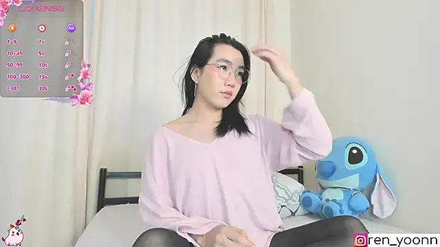 Snapshot of Ren_yoon chatting on 12.10.24 Ren yoon online show from 12.10.24