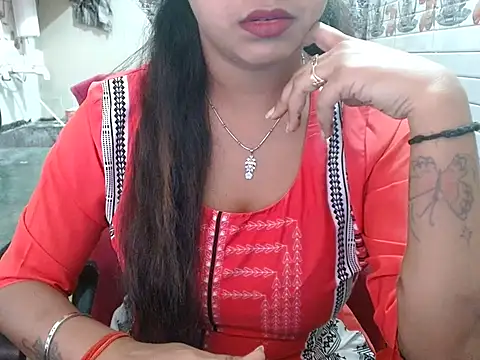 LovingPihu online show from 04.05.26