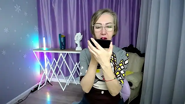 Snapshot of queen_a_n_i chatting on 10.30.25 queen a n i online show from 10.30.25