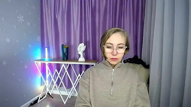 Snapshot of queen_a_n_i chatting on 11.01.25 queen a n i online show from 11.01.25