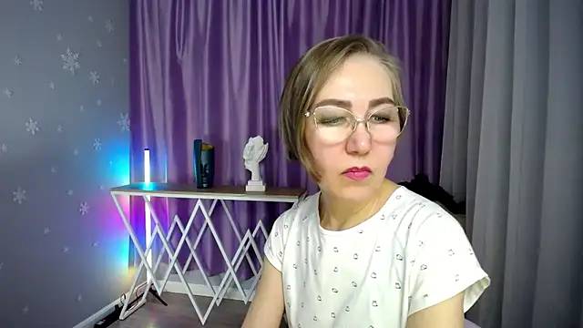 Snapshot of queen_a_n_i chatting on 11.08.25 queen a n i online show from 11.08.25