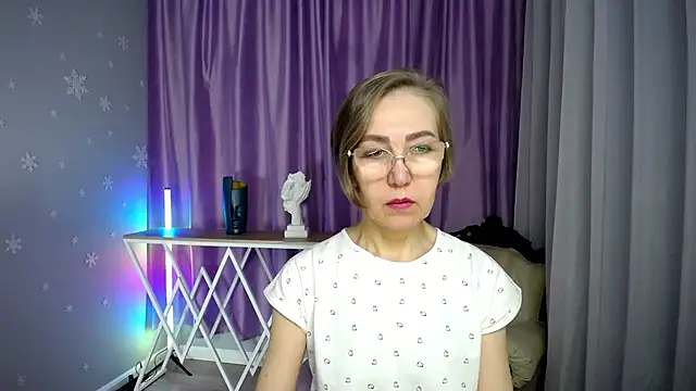 Snapshot of queen_a_n_i chatting on 11.13.25 queen a n i online show from 11.13.25